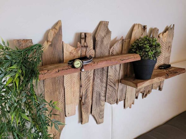 Etagère murale en bois, esprit bois flotté, avec de la décoration