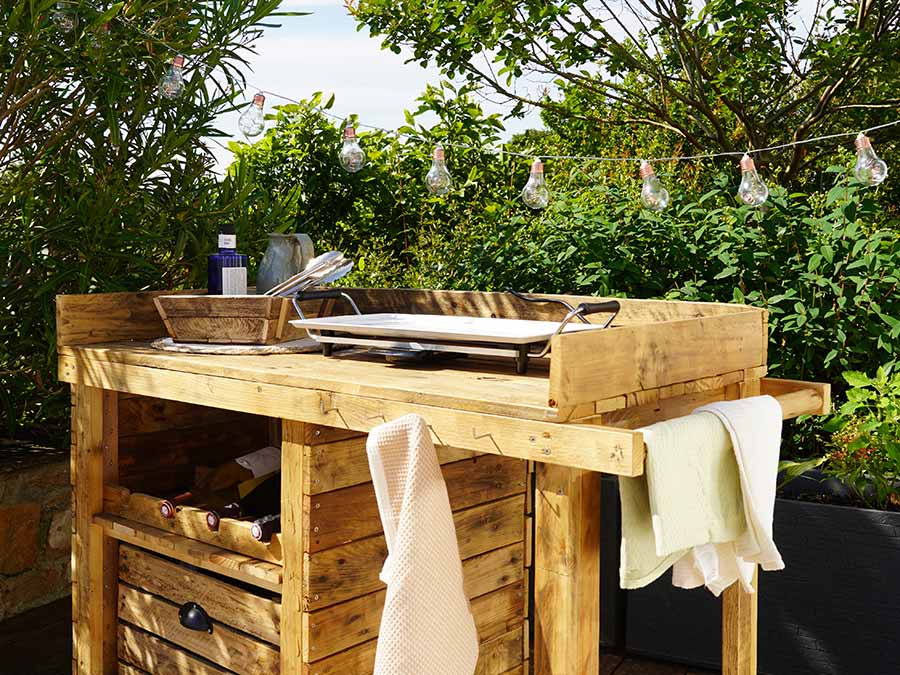Desserte plancha en bois avec étagères et rangements